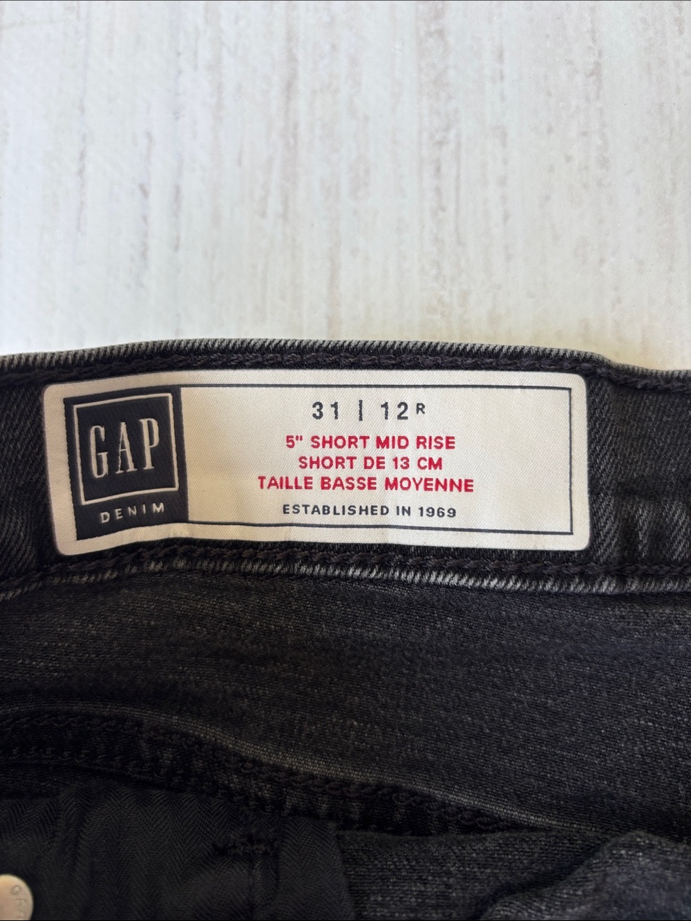 Women’s Black Gap Mid Rise Denim Jean Shorts Size 31 With 5” Inseam Exc Cond - Picture 3 of 17